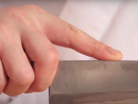 how_to_hold_a_Japanese_knife