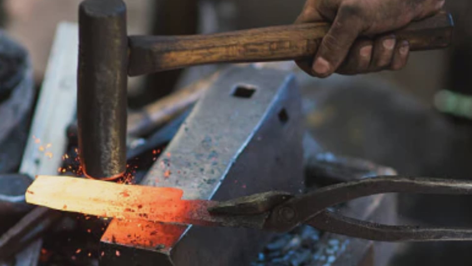 Charger la vidéo : Handcrafted vs Factory Knives